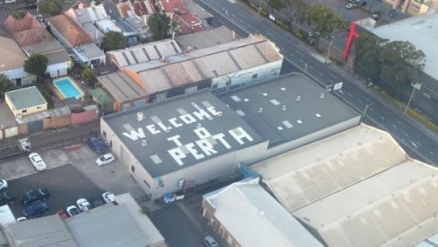 Cartel de "Bienvenido a Perth" en Sydney: la broma en el techo asusta a los pasajeros que vuelan en un Sydney