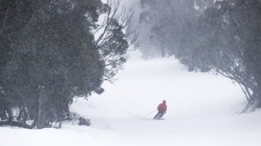 La nieve cayó el sábado durante el primer día de la temporada de esquí y snowboard en Thredbo.