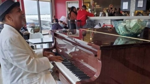 Pianista del aeropuerto de Atlanta gana $ 83,000 en propinas después de compartir video en Instagram
