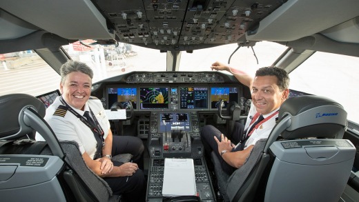 La aerolínea también está subastando una sesión de simulador con el piloto técnico jefe de Qantas, Alex Passerini, o la flota ...