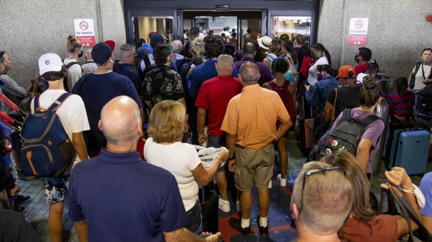 Los pasajeros esperan la reapertura de las terminales en el Aeropuerto Internacional de Fort Lauderdale-Hollywood después de que los funcionarios recibieron un ...
