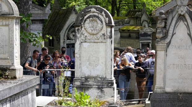 Los fanáticos se reunieron el sábado en la tumba del cantante de rock Jim Morrison en el cementerio Pere-Lachaise en París.