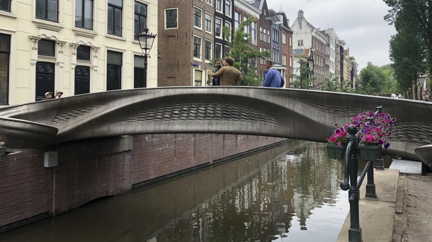 El nuevo puente está ubicado en el corazón del barrio rojo de Ámsterdam.