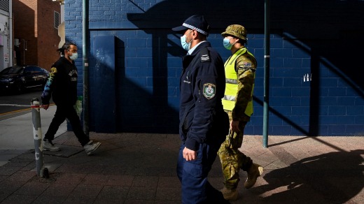 Un miembro de la Policía de Nueva Gales del Sur y las Fuerzas de Defensa de Australia patrulla las calles de Bankstown, Sydney esta semana.