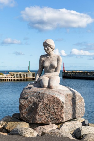 Y la nueva escultura de granito en el puerto de Asaa realizada por Palle Mork.