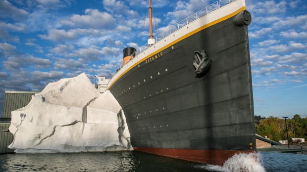 Una réplica a escala reducida del Titanic chocando contra un iceberg es una característica principal del Museo del Titanic.