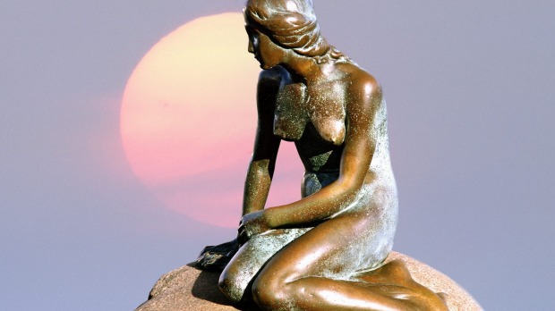 La estatua original de la Sirenita de Edvard Eriksen en el puerto de Copenhague.