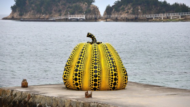 La calabaza amarilla, una instalación de arte de Yayoi Kusama, se exhibe en la isla de Naoshima en Japón.