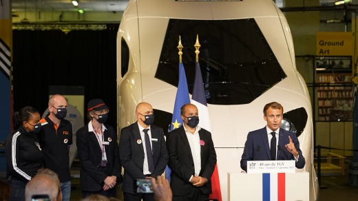 El presidente francés, Emmanuel Macron (R), habla en la inauguración del TGV.