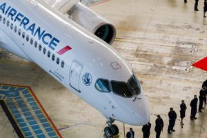 Air France-KLM presenta el diminuto jet Airbus A220 a la sombra del superjumbo A380