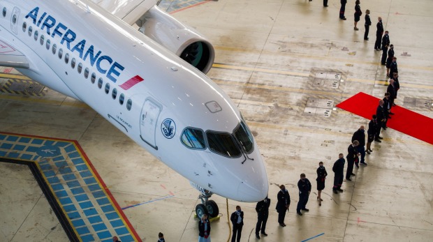 El nuevo avión de pasajeros Airbus A220 de Air France se presentó en el aeropuerto Charles de Gaulle de París.