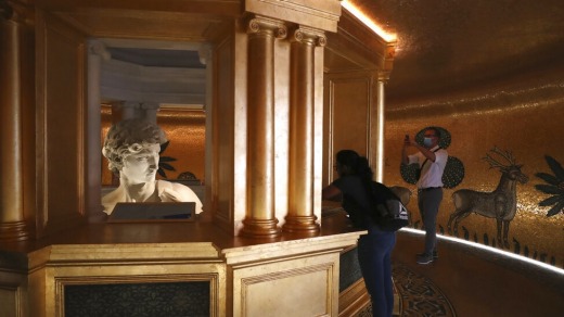 Los visitantes toman fotos de la reproducción en 3D del David de Miguel Ángel en Dubai.