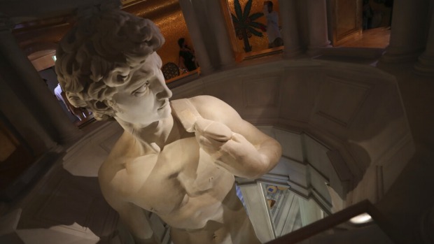 Una reproducción en 3D del David de Miguel Ángel se exhibe en el pabellón de Italia de la Dubai Expo 2020 en Dubai.