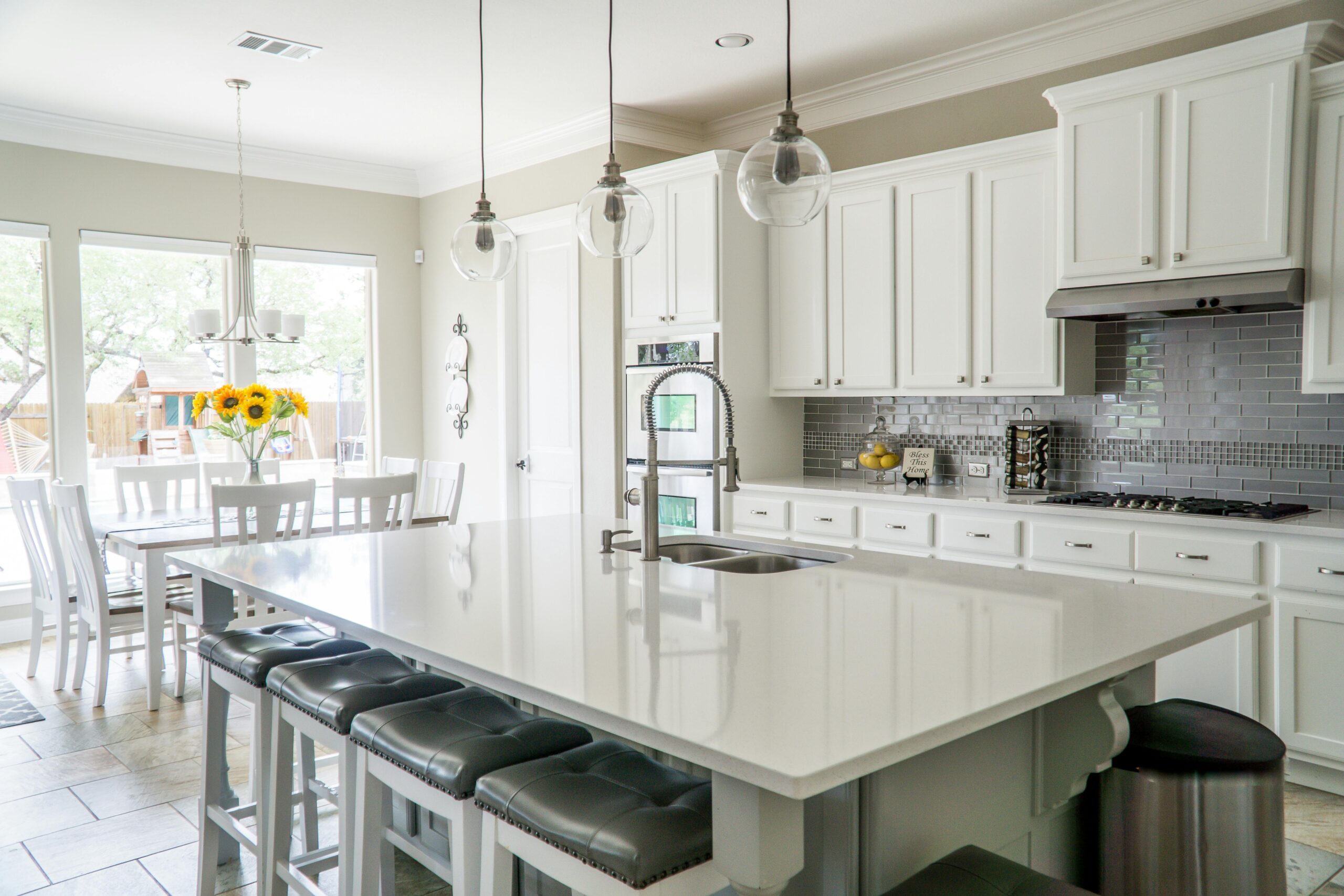 Cocina moderna organizada con armarios ordenados y encimera despejada