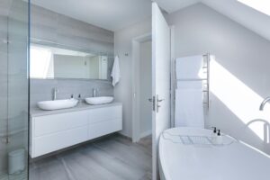 Baño moderno decorado con azulejos blancos y plantas