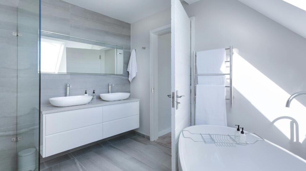 Baño moderno decorado con azulejos blancos y plantas