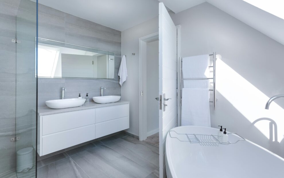 Baño moderno decorado con azulejos blancos y plantas