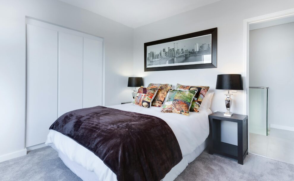 Habitación dormitorio decorada con estilo nórdico minimalista