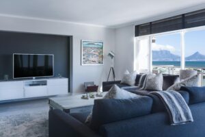 Salón de hogar moderno decorado con plantas y muebles nórdicos