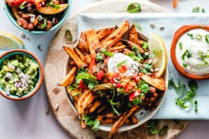 Mujer cocinando comida saludable nutrición verduras