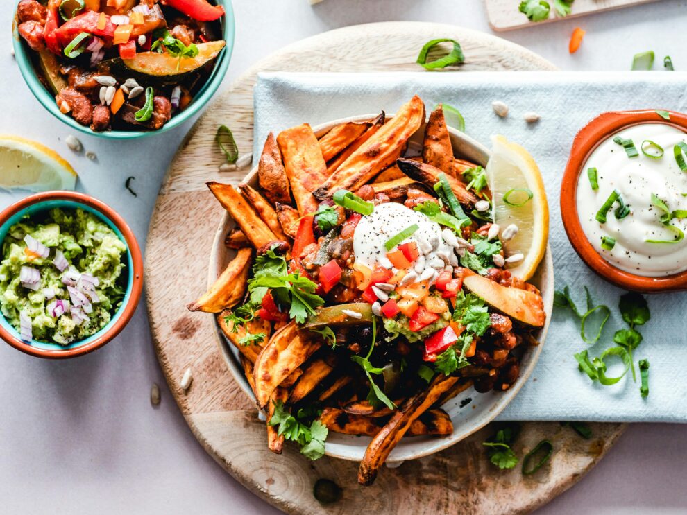 Mujer cocinando comida saludable nutrición verduras