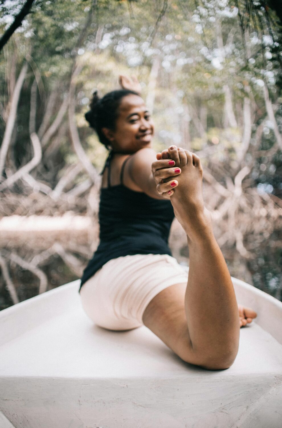 Mujer haciendo ejercicio yoga salud nutrición bienestar