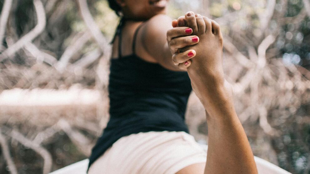 Mujer haciendo ejercicio yoga salud nutrición bienestar