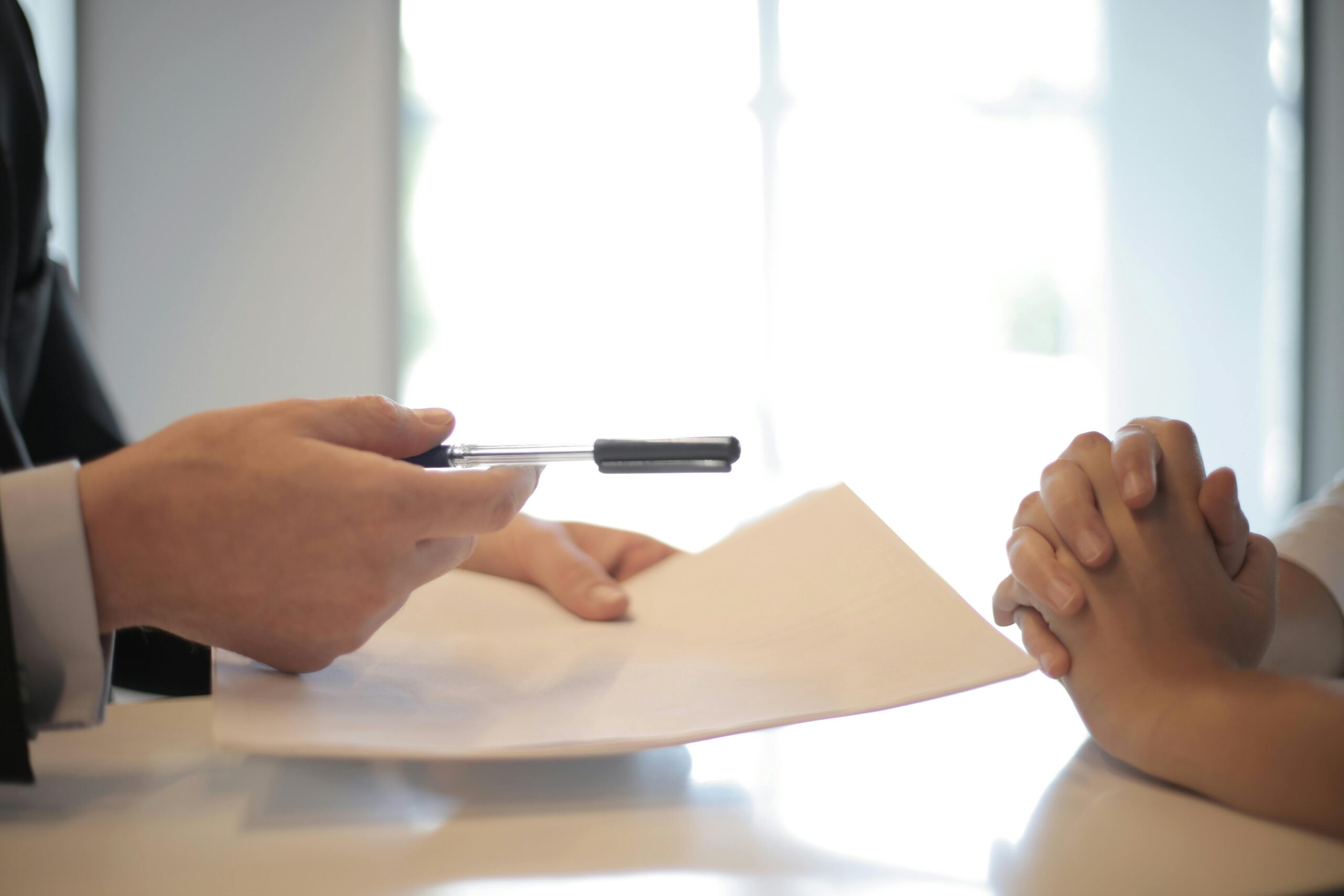 Persona revisando documentos para hacer la declaración de la renta