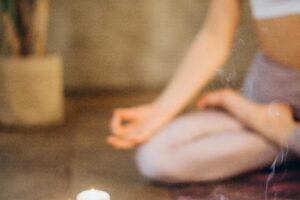 Persona meditando con hábitos saludables bienestar rutina diaria