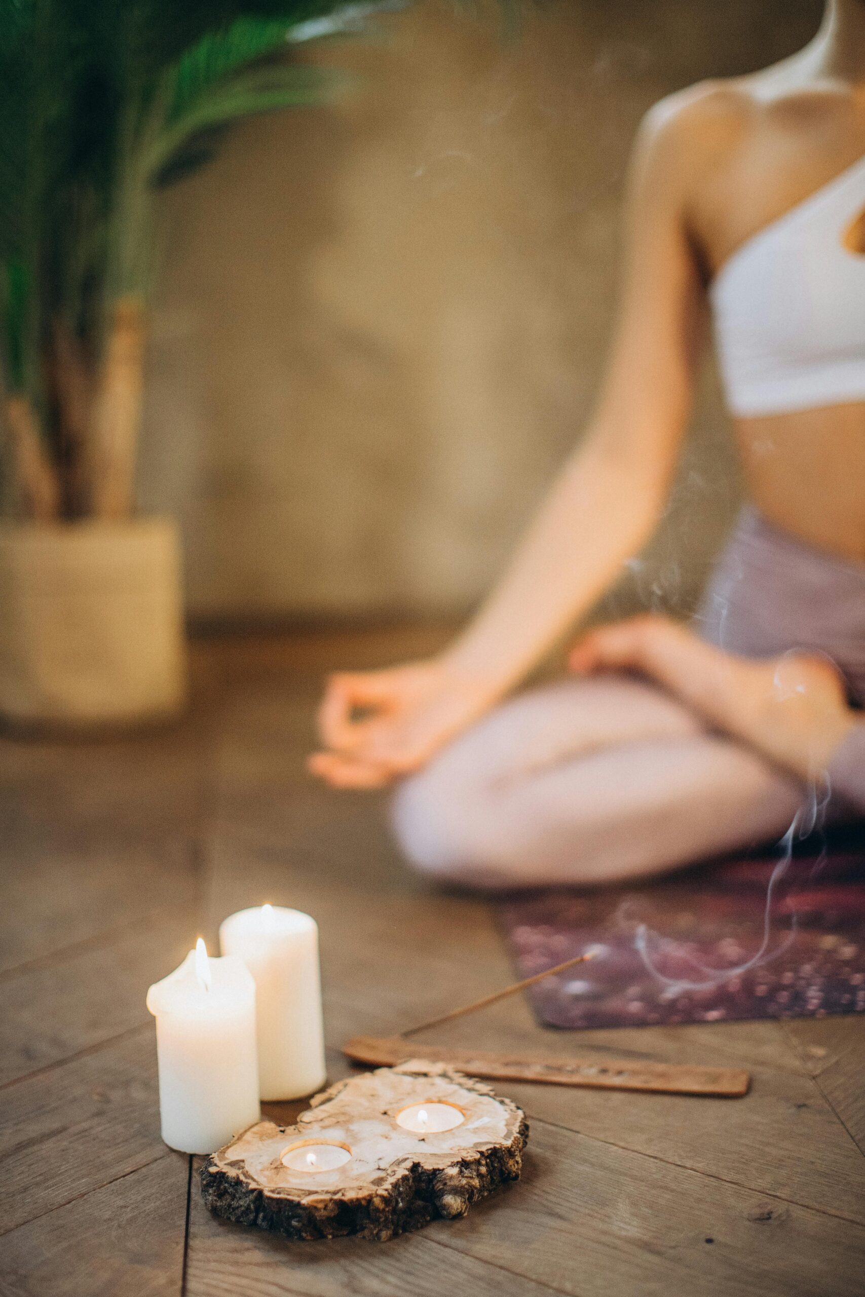 Persona practicando meditación al aire libre como hábito diario de bienestar