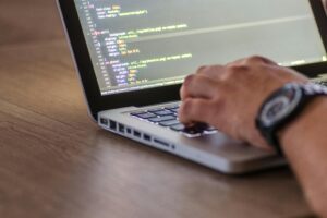 Persona usando ordenador portátil tecnología trabajo digital