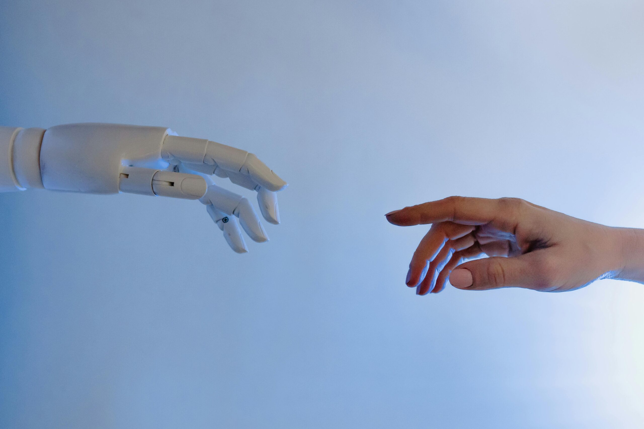 Persona interactuando con inteligencia artificial en ordenador tecnología