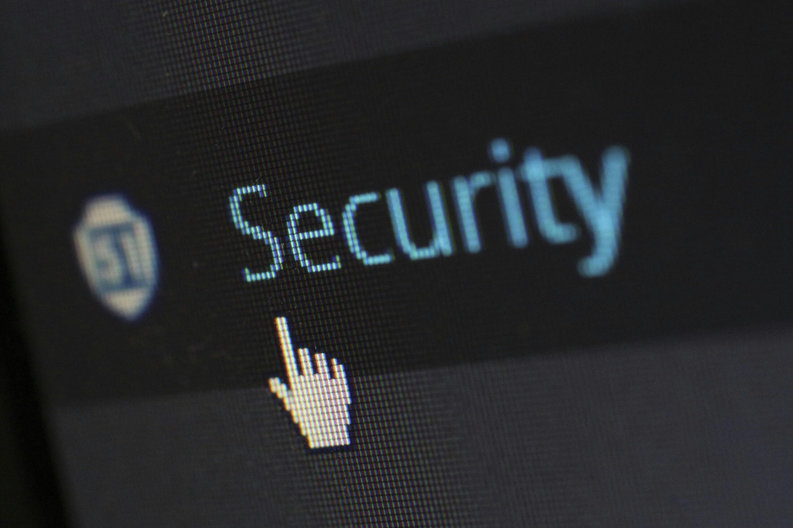 Pantalla con candado digital representando ciberseguridad y protección online